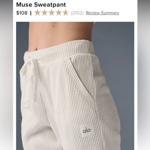 NWT Alo Yoga Muse Sweatpant Total live-in material made with soft ribbed knit.